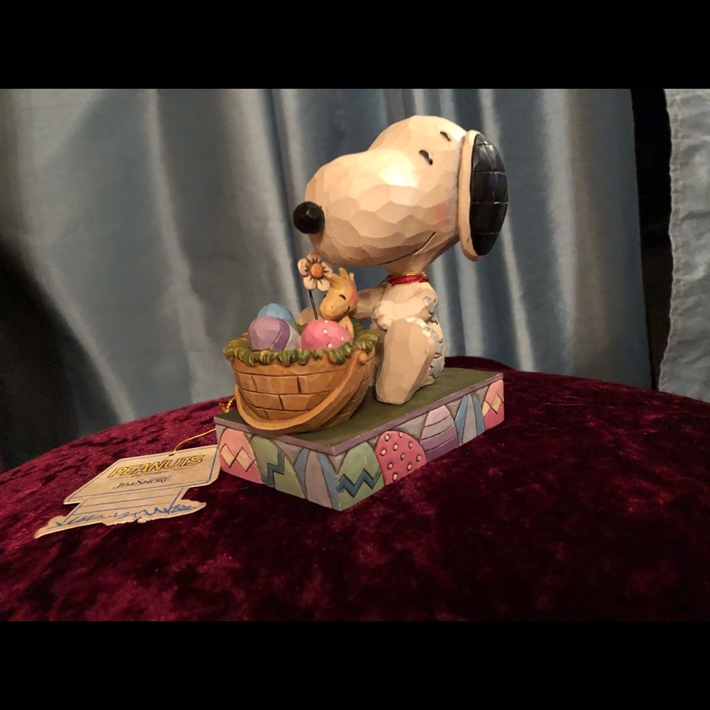Jim Shore Peanuts, Snoopy, Easter figure display